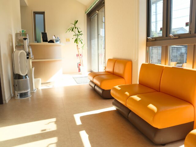 しかのデンタルクリニック待合室